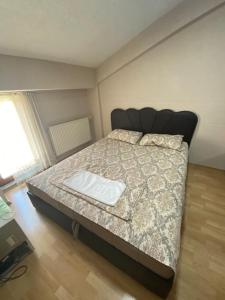1 dormitorio con 1 cama con edredón en Hotel Santos, en Skopje