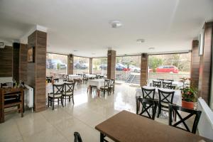 A restaurant or other place to eat at Парк Апарт-Хотел Виктория 1