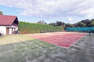 Tenis a/nebo squash v ubytování Vily Jedličí nebo okolí