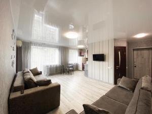 sala de estar amplia con sofá y TV en 2-bedroom Lux Most City Area Nebereznaya Riv'era, en Dnipro