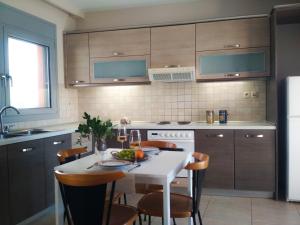 イグメニツァにあるMelcon Luxury Houseのキッチン(白いテーブル、椅子付)