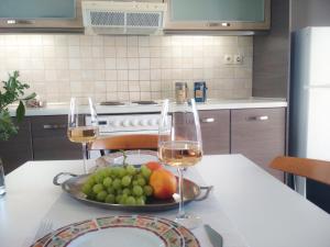 イグメニツァにあるMelcon Luxury Houseのワイン2杯とフルーツプレート付きテーブル +15枚の写真