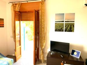 ein Wohnzimmer mit einer Tür zu einem Schlafzimmer in der Unterkunft Saline nello Stagnone in Marsala