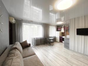 sala de estar amplia con sofá y cocina en 2-bedroom Lux Most City Area Nebereznaya Riv'era, en Dnipro