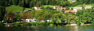 ein Dorf am Ufer eines Sees mit Häusern in der Unterkunft Landhaus Neubauer in Millstatt