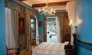 Dormitorio azul con cama y ventana en Principe Di Scilla en Scilla