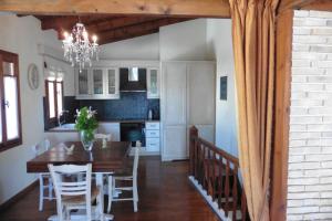 Valley View House في Anópolis: مطبخ وغرفة طعام مع طاولة وكراسي