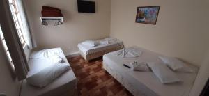 Camera con 2 Letti e TV a parete di Pousada Pena a Aparecida