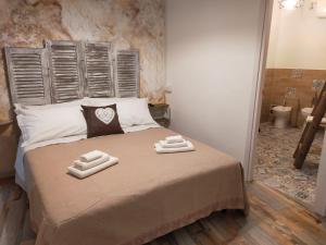a bedroom with a bed with two towels on it at BnB La Casina dei Nonni in Campofilone