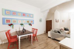 A seating area at Asikiko Suites