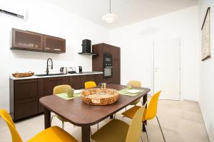 Kuchnia lub aneks kuchenny w obiekcie Ortigia Boutique Plaza Apt