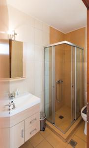 A bathroom at Asikiko Suites Még 14 kép
