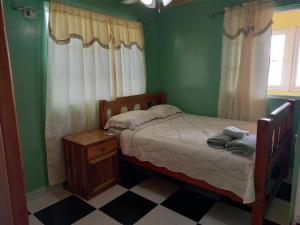 Un pat sau paturi într-o cameră la Urania House