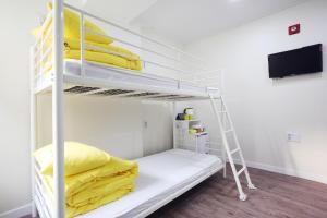 Postel nebo postele na pokoji v ubytování 24 Guesthouse Myeongdong Avenue