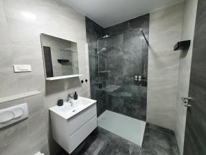 Koupelna v ubytování Apartmani Nerium + 37 fotografií