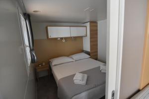 Krevet ili kreveti u jedinici u objektu Mobile Homes Sara - Camping Baško Polje , Adriatic , Dalmatia