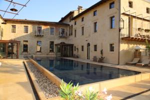 Bazén v ubytování Corte Regia Relais & Spa nebo v jeho okolí