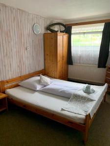 een groot bed in een kamer met een raam bij Penzion Vanessa in Lipova Lazne +108 foto's