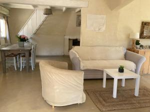 un soggiorno con divano e tavolo di Maison ensoleillée au milieu des pins entre Marseille et Cassis a Marsiglia