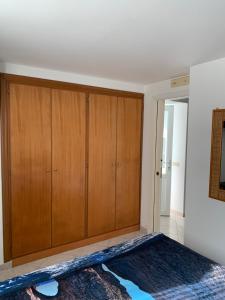 カプリにあるCasa Ilaria - Appartamento in Piazzettaのベッドルーム(大きな木製キャビネット付)