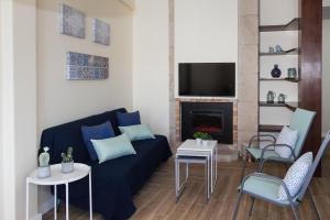 a living room with a blue couch and a fireplace at Templar Spot in Tomar
