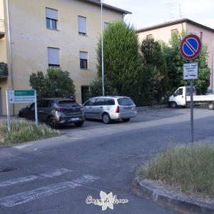 un groupe de voitures garées sur le côté d'une rue dans l'établissement Casa di Irene, à Reggio d'Émilie