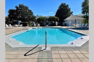 - une grande piscine d'eau bleue dans la cour dans l'établissement Beach Jewel 5bd-3 1/2 bath -5 min walk to Beach!, à Destin