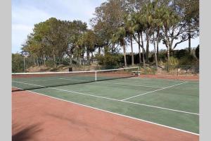 Tenis a/nebo squash v ubytování Beach Jewel 5bd-3 1/2 bath -5 min walk to Beach! nebo okolí