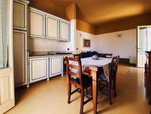 eine Küche und ein Esszimmer mit einem Tisch und Stühlen in der Unterkunft Palazzo Gambuzza in Ispica