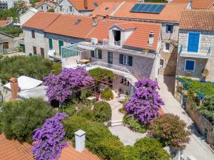 una vista aérea de una casa con flores púrpuras en Award winning Garden Apartment with large Terrace and amazing Seaview, en Bol