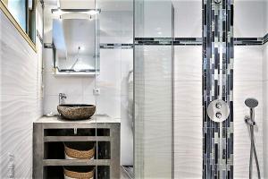 a bathroom with a glass shower and a sink at Appartement - villa Le Saint Georges avec superbe jardin et vue mer panoramique in Cannes +29 photos