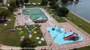 Utsikt mot bassenget på U Maňa - dovolenkový dom 50m od vstupu na kúpalisko eller i nærheten