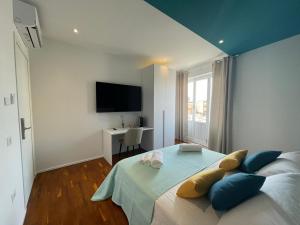 1 dormitorio con 1 cama con almohadas azules y amarillas en Nature Room en Olbia
