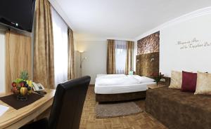 A bed or beds in a room at Biergasthof Riedberg