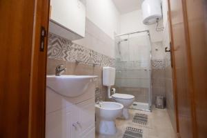 łazienka z umywalką, toaletą i prysznicem w obiekcie Casa Terranova Modica w mieście Modica +33 zdjęcia