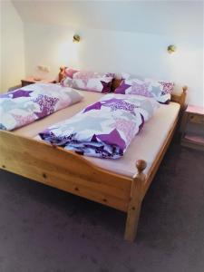 two twin beds in a room at Ferienhaus im Park in Hinterzarten