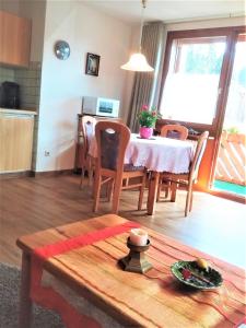cocina y comedor con mesa y sillas en Ferienhaus im Park, en Hinterzarten