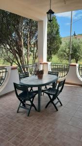 een tafel en stoelen op een patio bij Relax natura in Agrigento