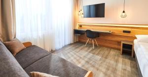 Televízia a/alebo spoločenská miestnosť v ubytovaní Resort Sněžné AMANITA