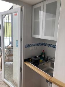 kuchnia z białymi szafkami i zlewem w obiekcie Malagueña Salerosa "Apartamento - estudio con terraza" En casa típica de 1 a 4 dormitorios w Maladze +37 zdjęć