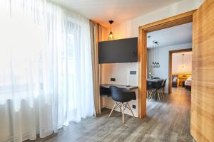 TV a/nebo společenská místnost v ubytování Resort Sněžné AMANITA