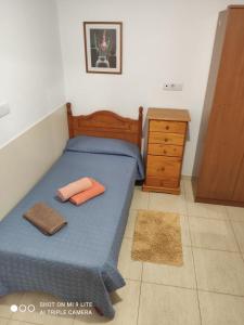 プエルト・デル・ロサリオにあるFuerteventura Puerto del Rosario Cataluñaのベッドとドレッサーのある小さな寝室 +7枚の写真