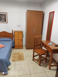 プエルト・デル・ロサリオにあるFuerteventura Puerto del Rosario Cataluñaのベッドルーム1室(ベッド1台、デスク、椅子付)