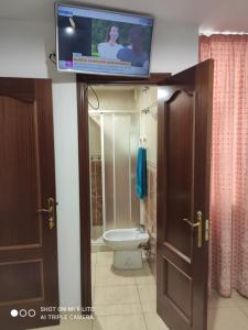 La salle de bains est pourvue de toilettes et d'une télévision. dans l'établissement Fuerteventura Puerto del Rosario Cataluña, à Puerto del Rosario