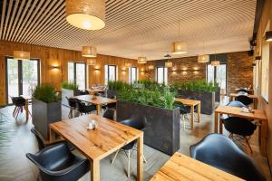 Reštaurácia alebo iné gastronomické zariadenie v ubytovaní Resort Sněžné AMANITA
