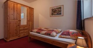 ein Schlafzimmer mit einem Bett mit zwei Kissen darauf in der Unterkunft Landhaus Müller in Reith im Alpbachtal