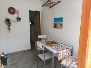 una mesa pequeña y sillas en una habitación en Spirit of Costa Calma en Costa Calma