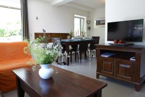ein Wohnzimmer mit einem Sofa und einem Tisch in der Unterkunft Landhaus Silbach in Winterberg