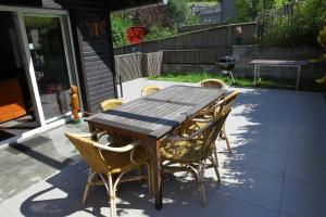 Una mesa y sillas de madera en un patio. en Landhaus Silbach, en Winterberg 39 fotos más