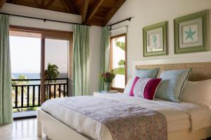 1 dormitorio con 1 cama grande y balcón en Ocean View Villa/Luxury Puerto Bahia Resort/Samaná, en Santa Bárbara de Samaná